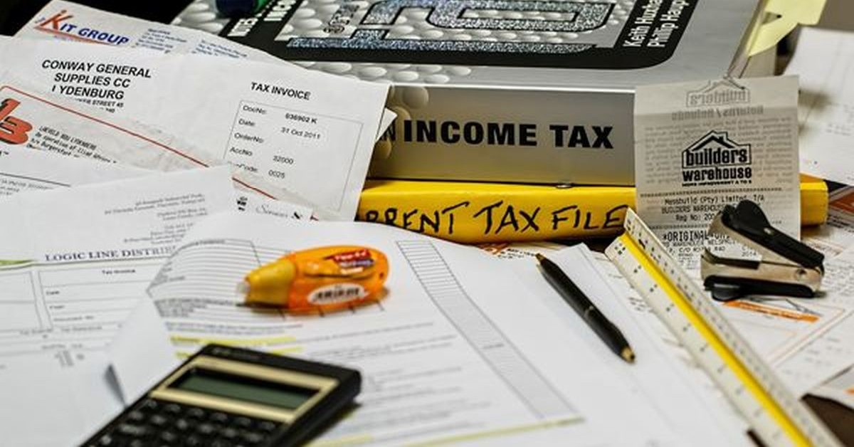 Which scheme should an employee choose to pay taxes in FY 2020-2021 